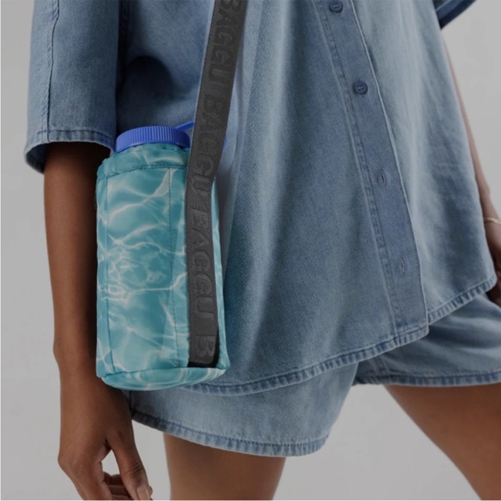 BAGGU Puffy Water Bottle Sling in Pool